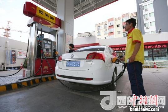 資料圖：山西太原，加油站工作人員正在給車輛加油?！堅?攝