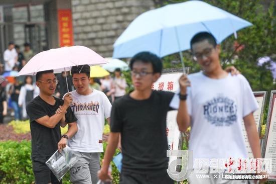 資料圖：6月8日，山西太原，考生打傘走出考場。當日，全國部分地區(qū)2018年高考結束。 <a target='_blank'  data-cke-saved- >中新社</a>記者 武俊杰 攝