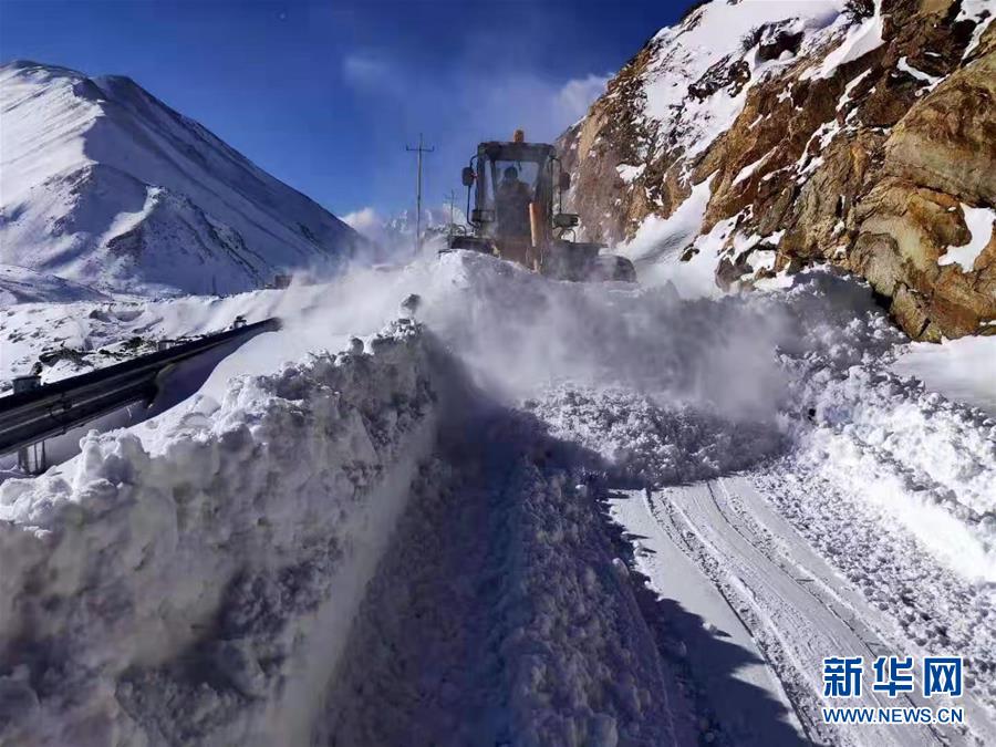 （圖文互動(dòng)）（2）西藏日喀則普降暴雪 電力交通逐步恢復(fù)無人員傷亡