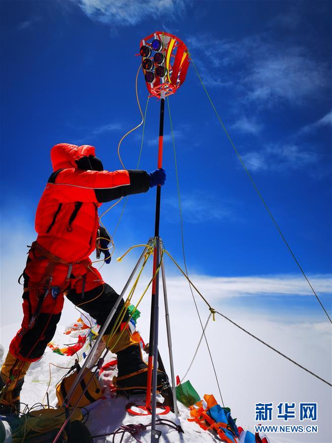 （2020珠峰高程測量）（7）獨(dú)家照片：珠峰高程測量登山隊隊員在峰頂開展測量工作