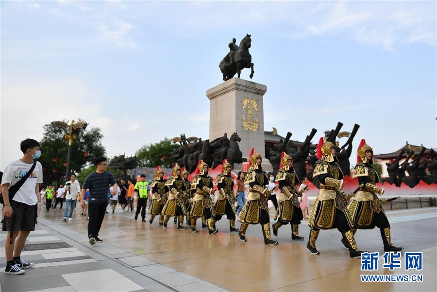 （新華全媒頭條·圖文互動）（3）線上線下消費升溫 文旅活動邁上“云端”——端午假期透視我國經(jīng)濟(jì)高質(zhì)量發(fā)展新動力