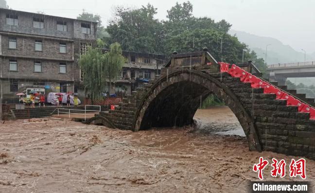 圖為不斷上漲的河水?！≈貞c萬州區(qū)委宣傳部供圖 攝