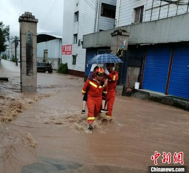 圖為消防救援人員營救被困民眾。　重慶萬州區(qū)委宣傳部供圖 攝