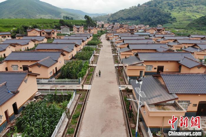 平坦的水泥路從村民居住區(qū)穿過。　張浪 攝