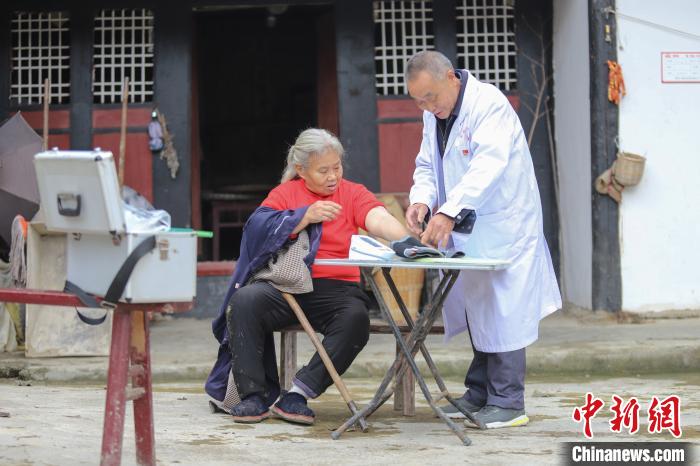 資料圖，貴州村醫(yī)給村民看病?！■暮陚?攝