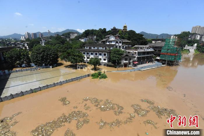 圖為7月27日，嘉陵江重慶段水位持續(xù)上漲，千年古鎮(zhèn)磁器口低洼段已被洪水淹沒。　陳超 攝