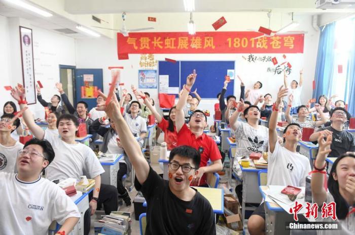 資料圖：6月6日，湖南長沙同升湖實(shí)驗(yàn)學(xué)校教師與考生拋起紅包迎接高考。 楊華峰 攝