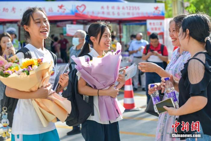 資料圖：6月10日，海南省海口市海南中學(xué)考點(diǎn)外，家長(zhǎng)為剛剛走出考場(chǎng)的考生送上鮮花。當(dāng)日，海南省2021年高考結(jié)束 。 <a target='_blank'  data-cke-saved- ><p  align=