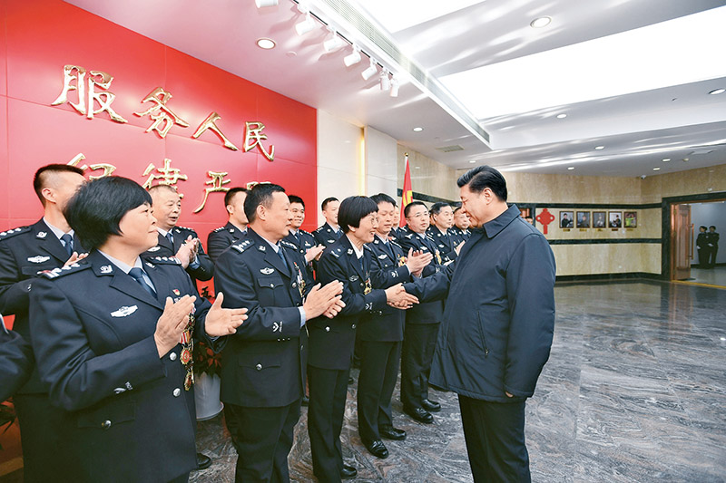 2019年2月1日，習(xí)近平總書記在北京看望慰問基層干部群眾，考察北京冬奧會、冬殘奧會籌辦工作。這是1日上午，習(xí)近平在北京市公安局，同公安英模和干警代表一一握手，向全國廣大公安干警致以新春祝福。